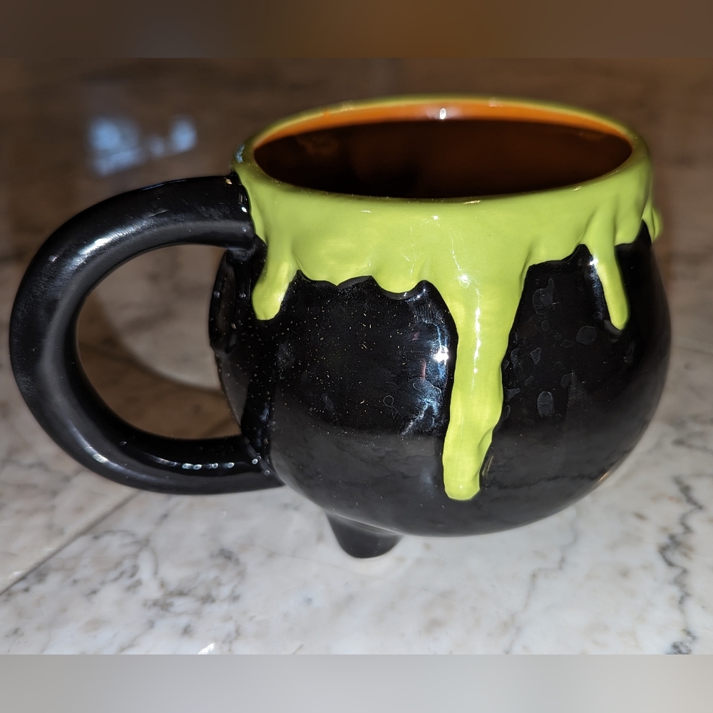 Large Caldron Mug In Excellent Condition Enjoy your morning coffee